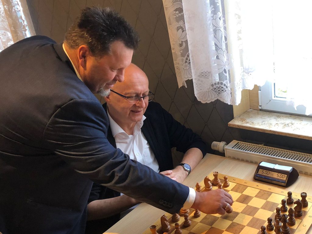 Bürgermeister Lars Petermann beim ersten Zug